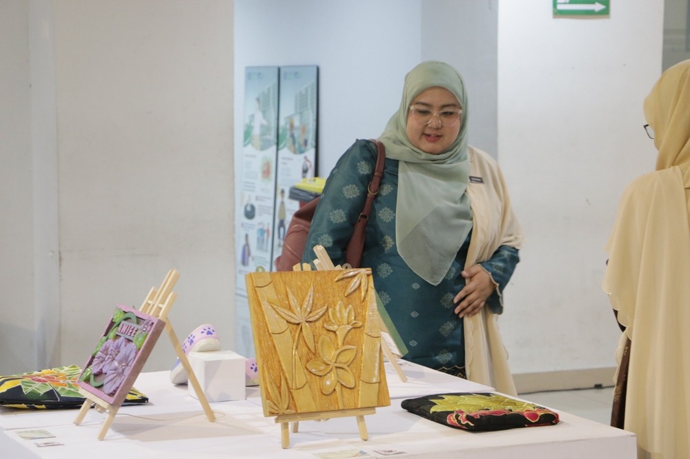 Prodi Kriya Tekstil dan Fashion UM Bandung Gelar Pameran Jejak Rasa